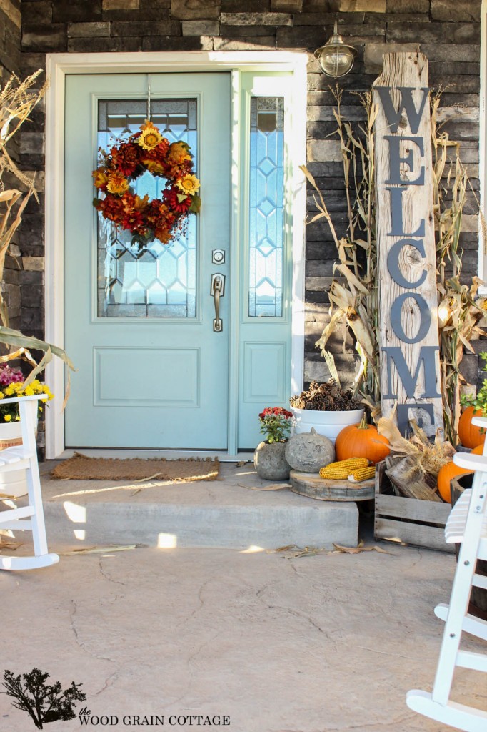 Click to find out her door color! It looks fantastic with traditional or non-traditional fall decor. Source: The Wood Grain Cottage