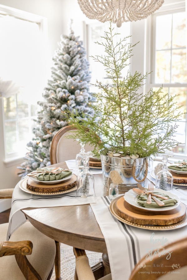 Simple Farmhouse Christmas Table: Tips on Creating an Adorable and ...