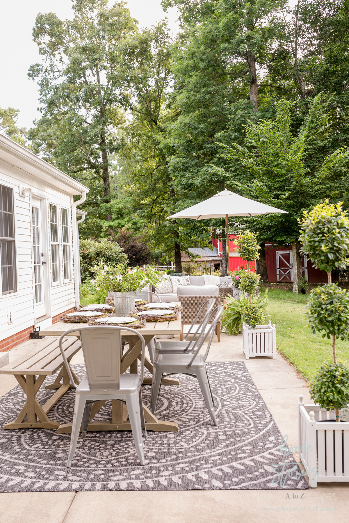 Beautiful Neutral Summer Patio Decorating Ideas and Tips