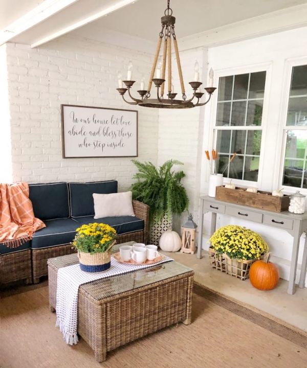15 Traditional Fall Porch Decor Ideas