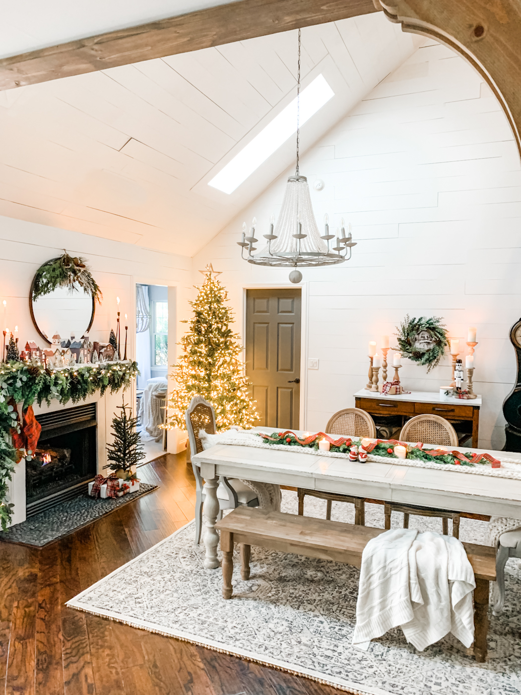 traditional christmas decor dining room