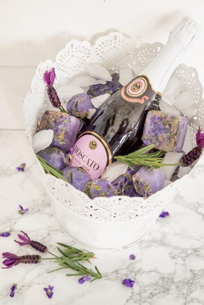 flower ice in ice bucket