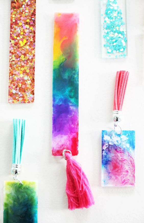 DIY Resin Crafts - DIY Resin Bookmarks by The Handmade Home