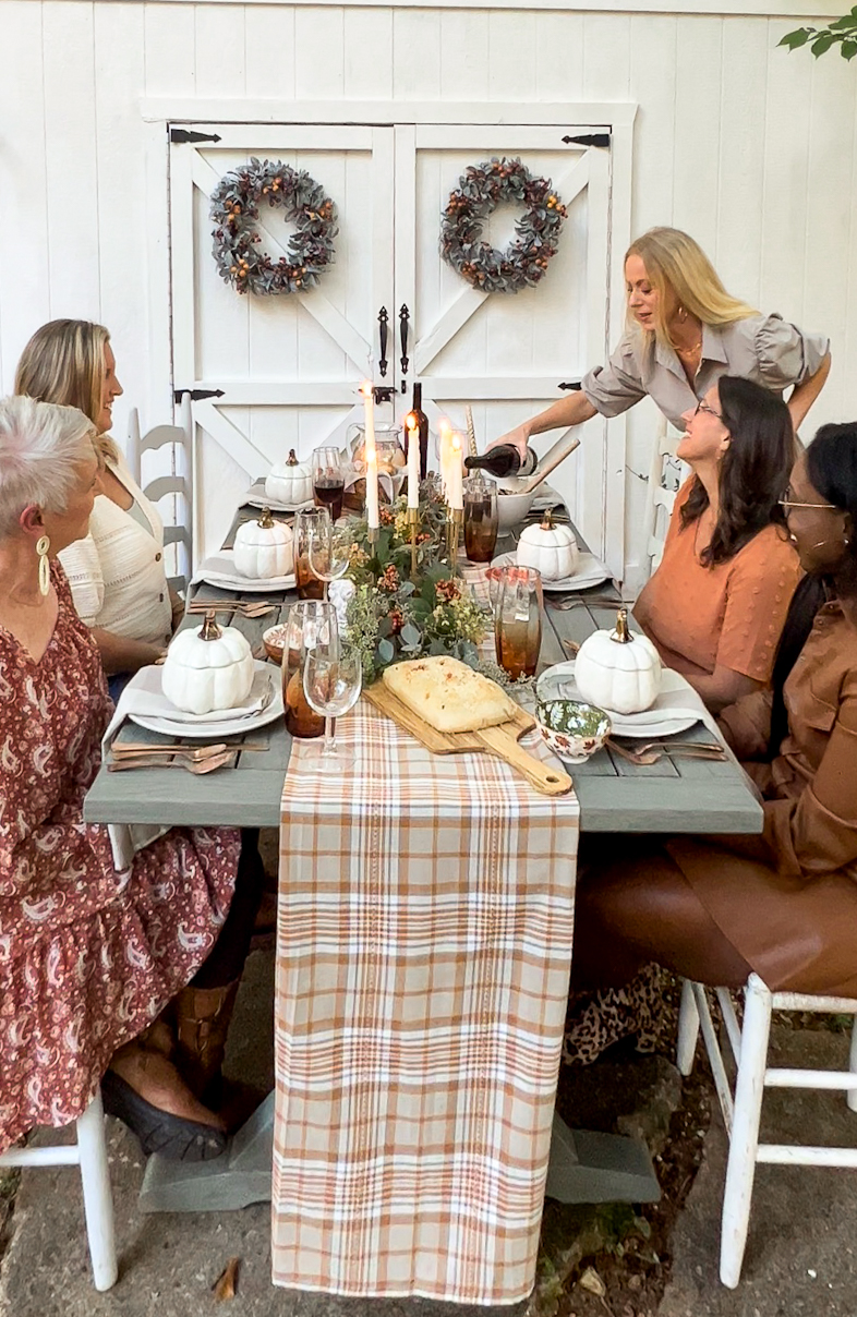 friendsgiving-outdoor-fall-table-setting