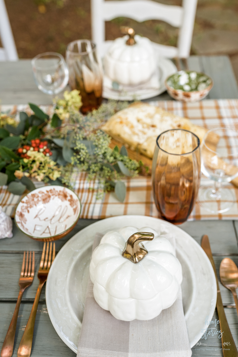 friendsgiving-outdoor-fall-table-setting